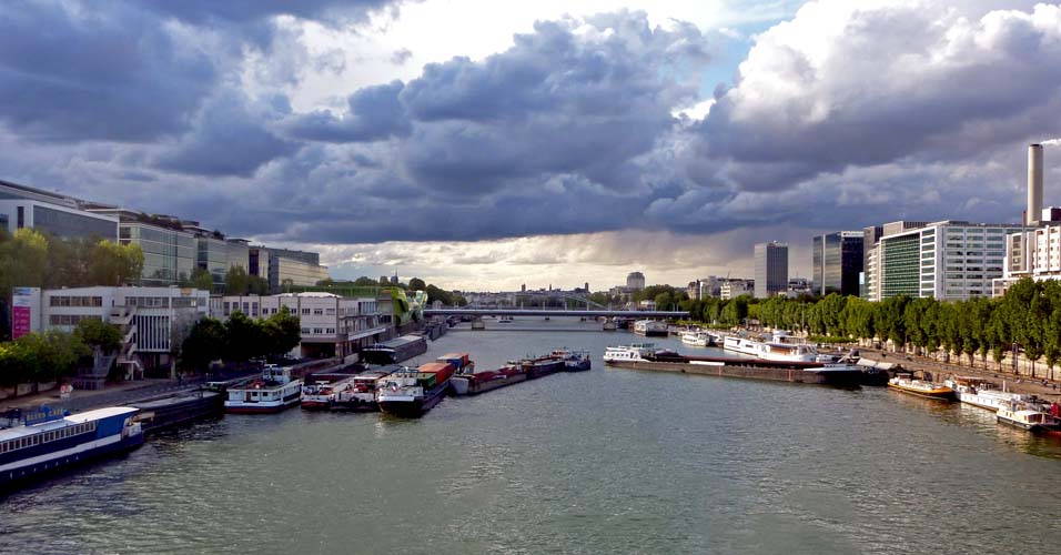 Les petits bateliers bloquent le réseau fluvial en Ile-de-France